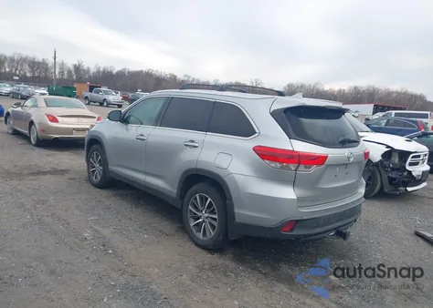 2019 Toyota Highlander Xle z USA, uszkodzony, nr VIN 5TDJZRFH1KS579270